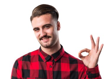 Yakışıklı adam ok işareti yapmak