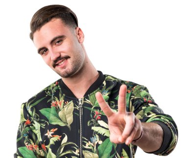 Zafer jest yapan yakışıklı erkek