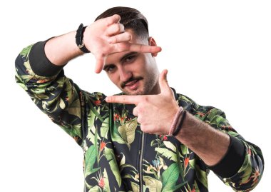 Yakışıklı adam onun parmaklarıyla odaklanarak