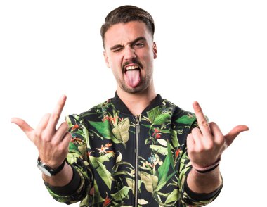 Yakışıklı adam boynuz jest yapma