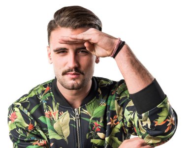 yakışıklı bir adam bir şey gösteriliyor