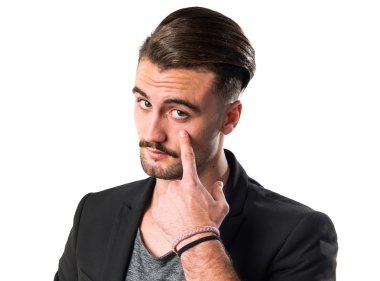 yakışıklı bir adam bir şey gösteriliyor