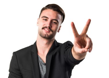 Zafer jest yapan yakışıklı erkek