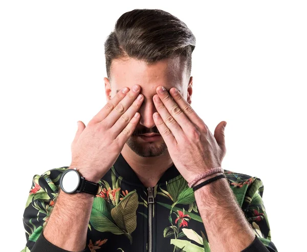 yakışıklı bir adam kulaklarını kapsayan