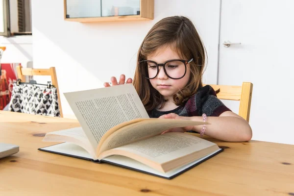 Little kid reading a book — Stock Photo, Image