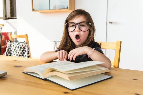 Kleines Kind liest ein Buch — Stockfoto