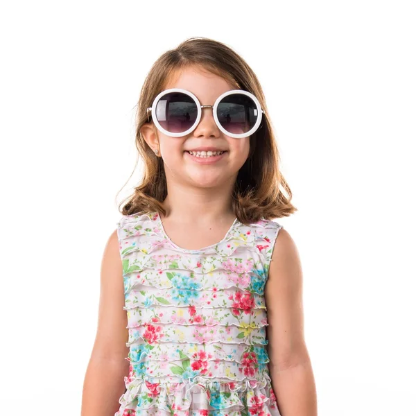 Glad tjej med solglasögon — Stockfoto