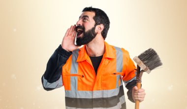 Esmer adam izole bankamatik