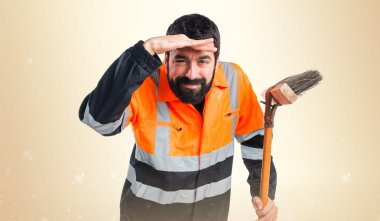 Bir şeyler gösteriyor çöp adam