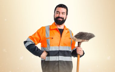 Esmer adam izole bankamatik