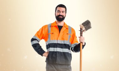 Esmer adam izole bankamatik