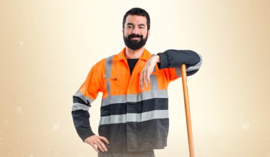 Esmer adam izole bankamatik