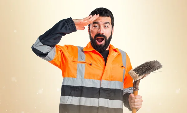 Homem do lixo mostrando algo — Fotografia de Stock