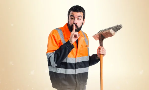 Homem do lixo fazendo gesto de silêncio — Fotografia de Stock