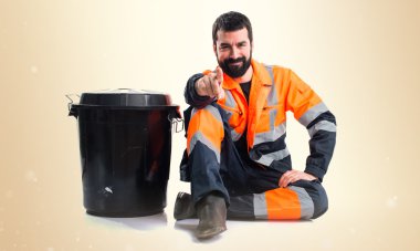 Esmer adam izole bankamatik