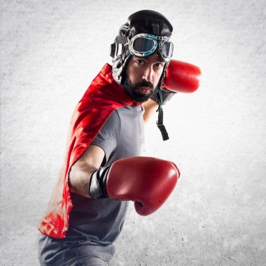 Süper kahraman ile boks eldivenleri