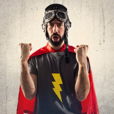 Esmer adam izole bankamatik