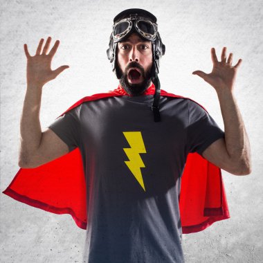 Süper kahraman sürpriz jest yapıyor