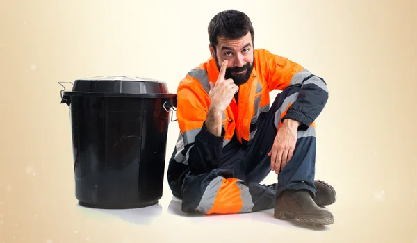 Homem do lixo mostrando algo — Fotografia de Stock