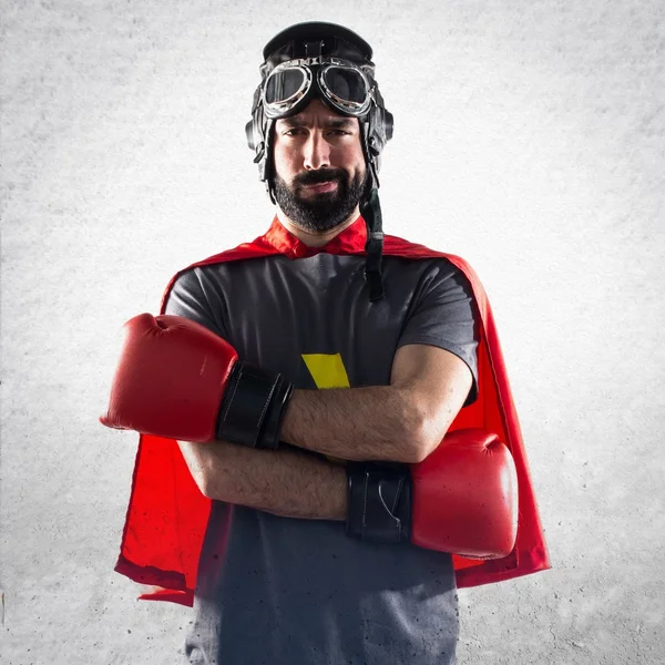 Super-herói com luvas de boxe com os braços cruzados — Fotografia de Stock
