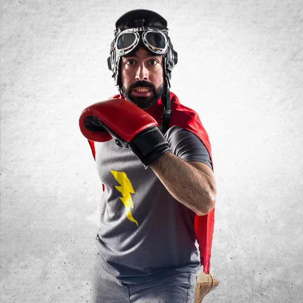 Супергерой з боксерськими рукавичками працює швидко — стокове фото