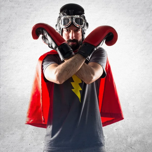 Super-herói com luvas de boxe fazendo sinal de parada — Fotografia de Stock