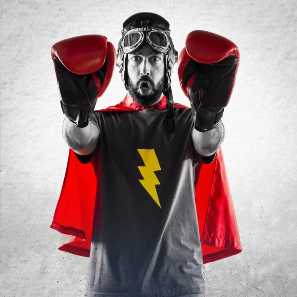Superhéroe con guantes de boxeo haciendo señal de stop —  Fotos de Stock