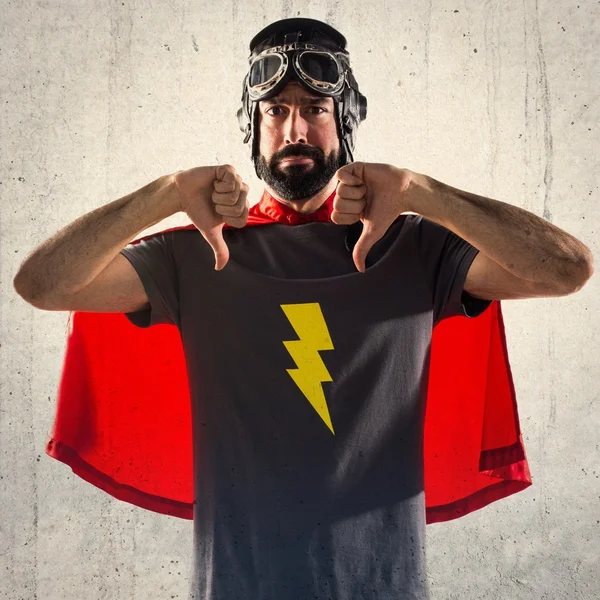 Superbohater robienie zły sygnał — Zdjęcie stockowe