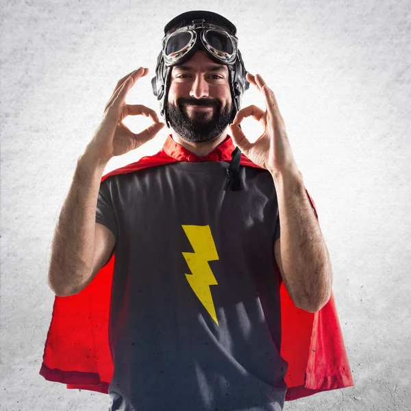 Superhéroe haciendo señal OK —  Fotos de Stock