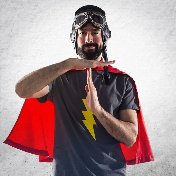 Superheld time-out gebaar maken — Stockfoto