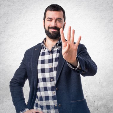 Yakışıklı adam dört sayma