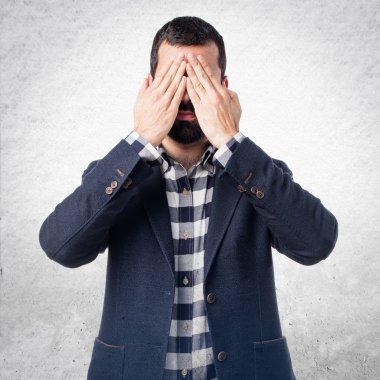 Yakışıklı adam gözlerini kapsayan