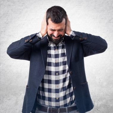 yakışıklı bir adam kulaklarını kapsayan