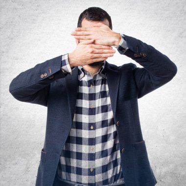 Yakışıklı adam yüzünü kapsayan