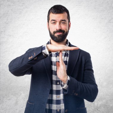 Yakışıklı adam saat hareketi yapma