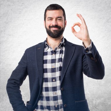 Yakışıklı adam ok işareti yapmak