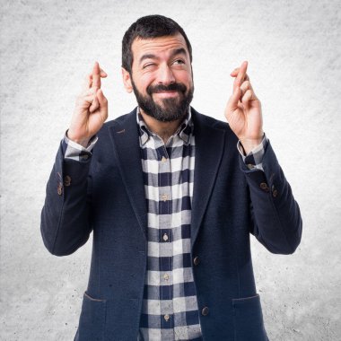 Yakışıklı adam parmaklarıyla geçiş