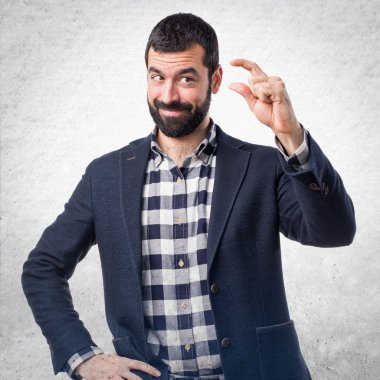 Küçük işareti yapan yakışıklı erkek