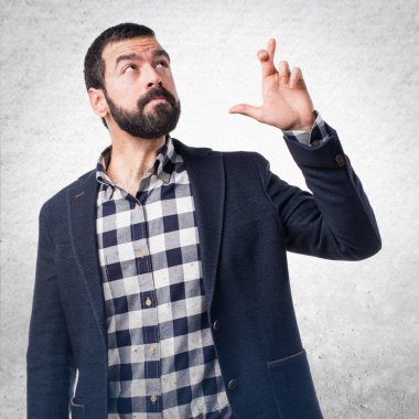 Yakışıklı adam parmaklarıyla geçiş