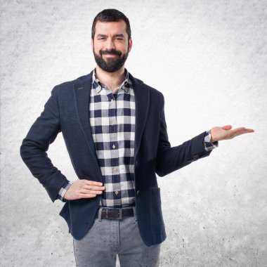 Yakışıklı adam bir şey tutan