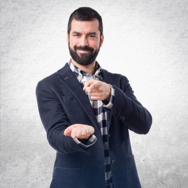 Yakışıklı adam bir şey tutan