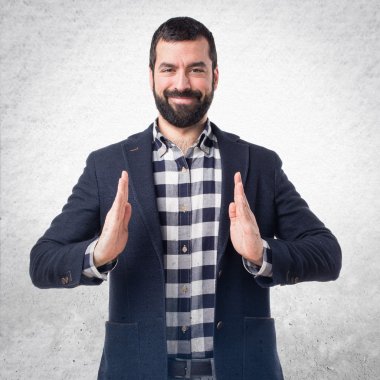 Yakışıklı adam bir şey tutan