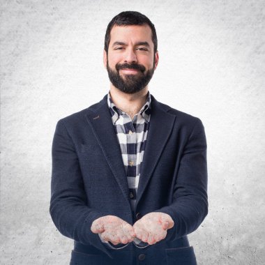 Yakışıklı adam bir şey tutan