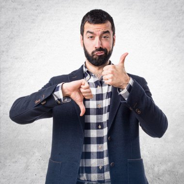 Yakışıklı adam iyi-kötü işaret yapma