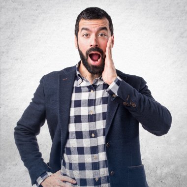 Sürpriz bir jest yapan yakışıklı erkek