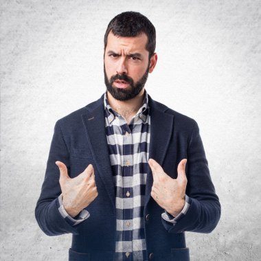 Sürpriz bir jest yapan yakışıklı erkek