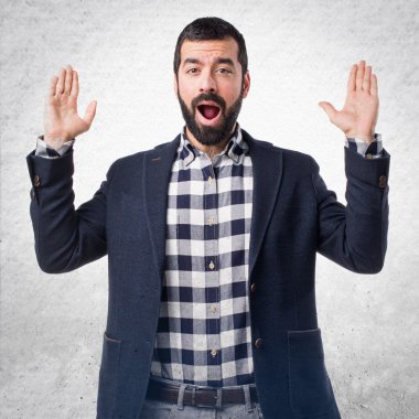 Sürpriz bir jest yapan yakışıklı erkek