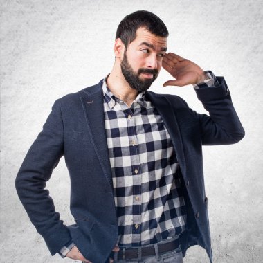 Yakışıklı adam bir şey dinleme