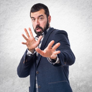 yakışıklı bir adam yapma dur işareti