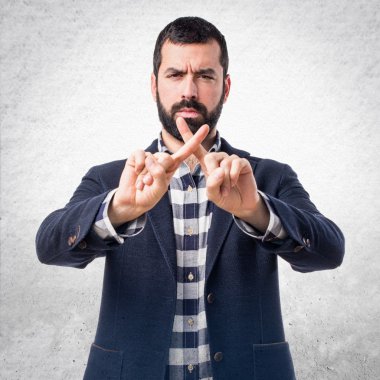 Hiçbir hareketi yapan yakışıklı erkek